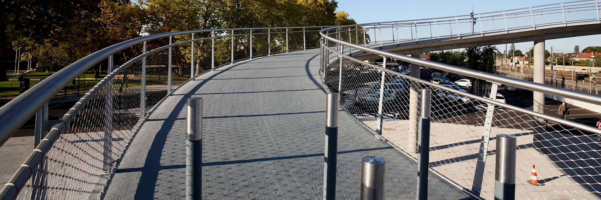 Stainless steel cable mesh, with high flexibility and impact resistance, is widely used as a protecting fencing at a place with potential falling dangerous.