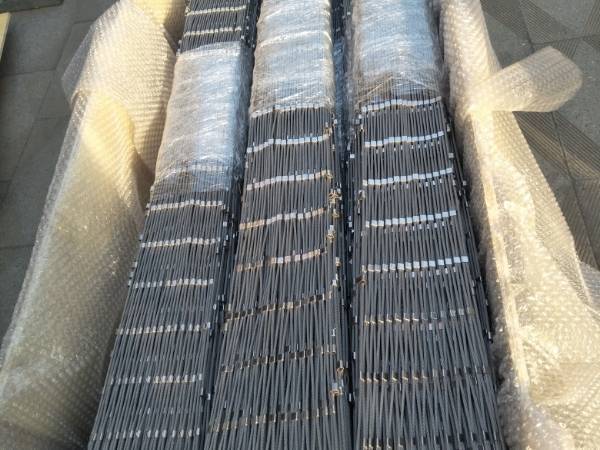 Wrap the middle position of the cable mesh with plastic film