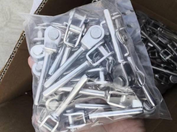 Rigging in plastic packaging