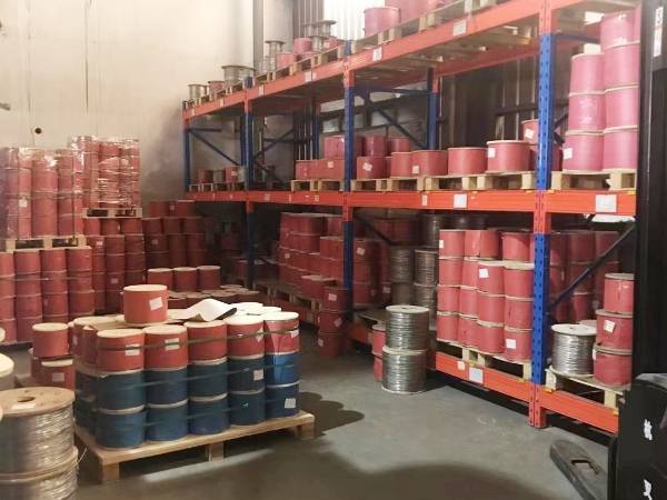 Raw material storage rack for wire ropes